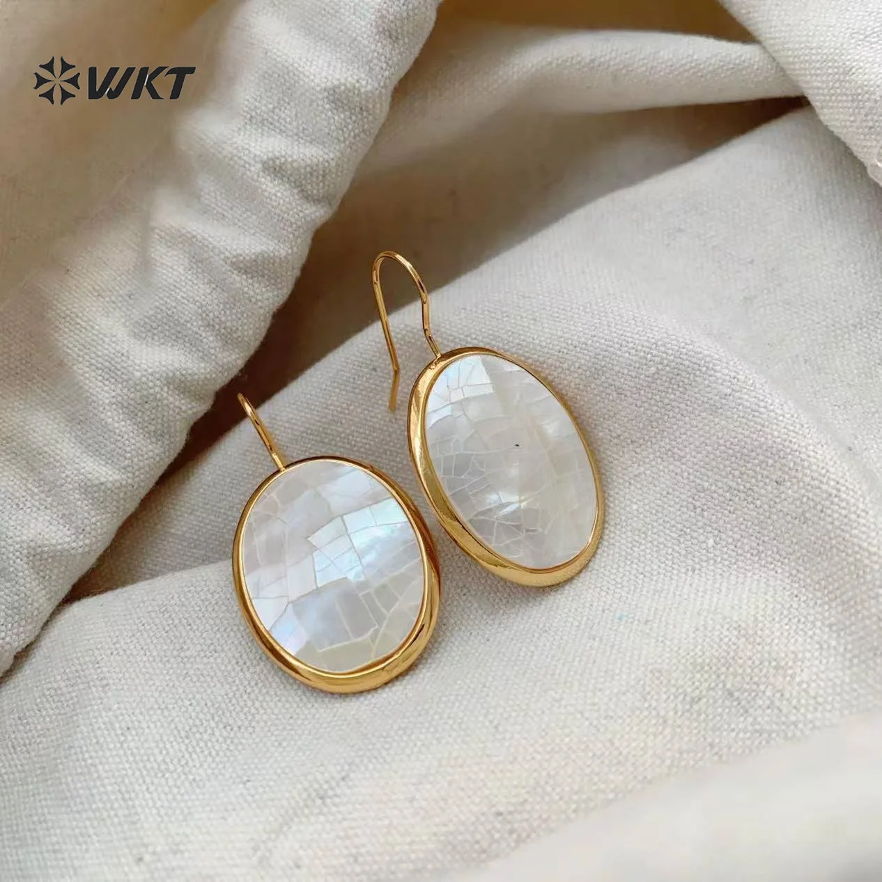 WT-MPE186 Pendientes de Concha Mabe con Patrones Naturales y Gancho Chapado en Oro de 18k para Mujer, Accesorio Perfecto para Combinar con Suéteres