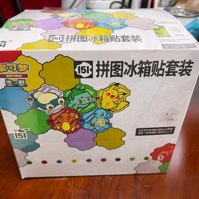 Original pokemon ptcg coletado 151 escarlate e violeta caixa de presente chinês cartões de negociação quebra-cabeça ímãs de geladeira conjunto brinquedo colecionável