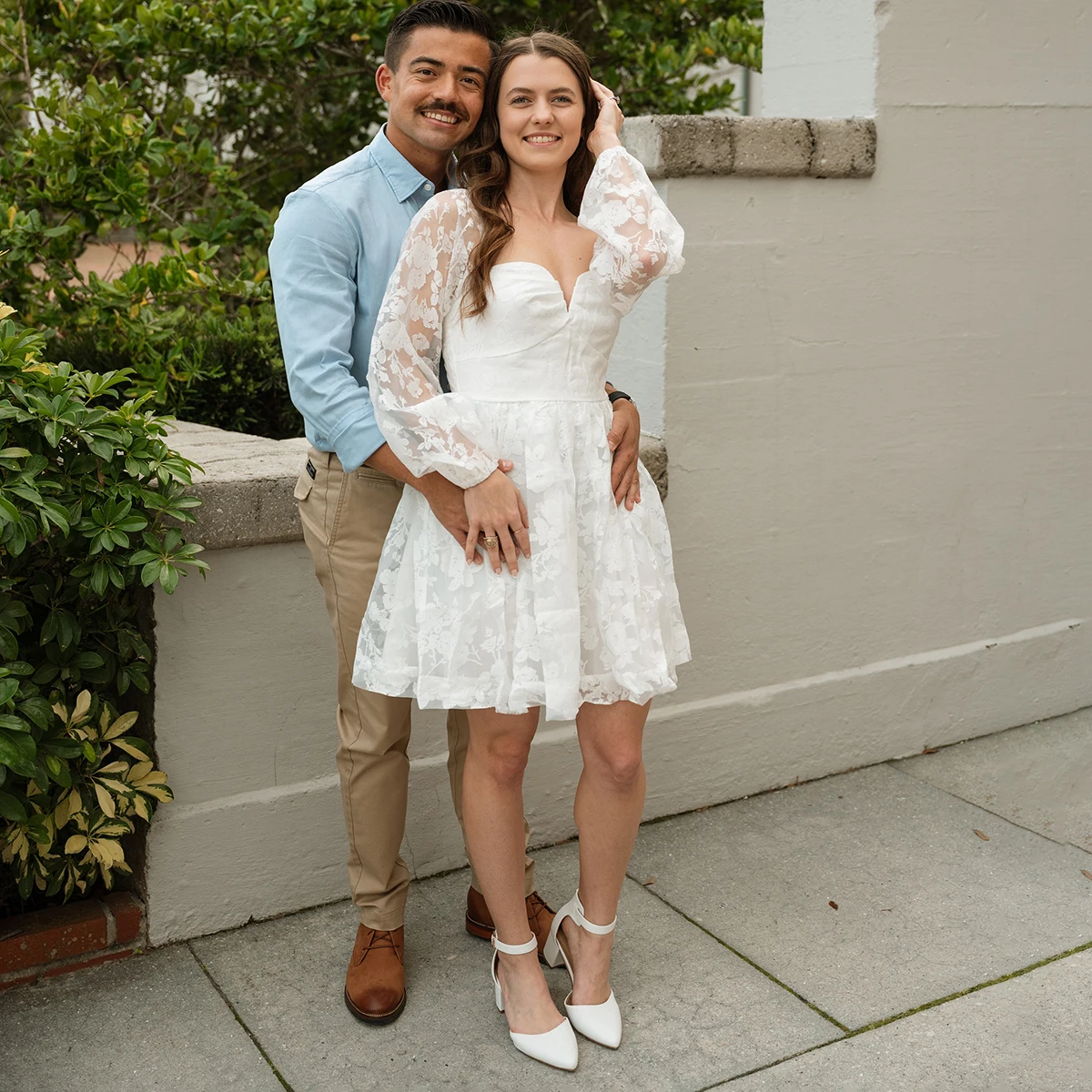 فساتين زفاف قصيرة الطول من الدانتيل على شكل قلب مخصصة مقاس كبير عاجي فوق الركبة وأكمام طويلة أسقف فستان زفاف رومانسي قصير