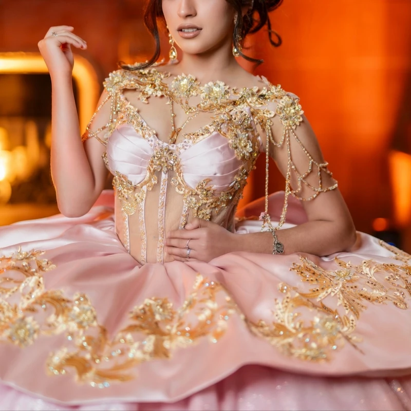 

Розовые блестящие платья Quinceanera с открытыми плечами и аппликацией из кружева с бисером и бантом из тюля для вечеринки, дня рождения, милое платье 16, Vestidos 15 De Anos