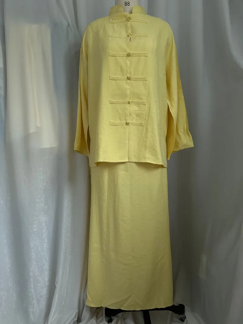 Dezentes zweiteiliges Set für Frauen mit Froschknöpfen, langärmeligem Hemd, hochtailliertem langen Rock, lockerem, lässigem muslimischem Alltagsoutfit. – Detail 2