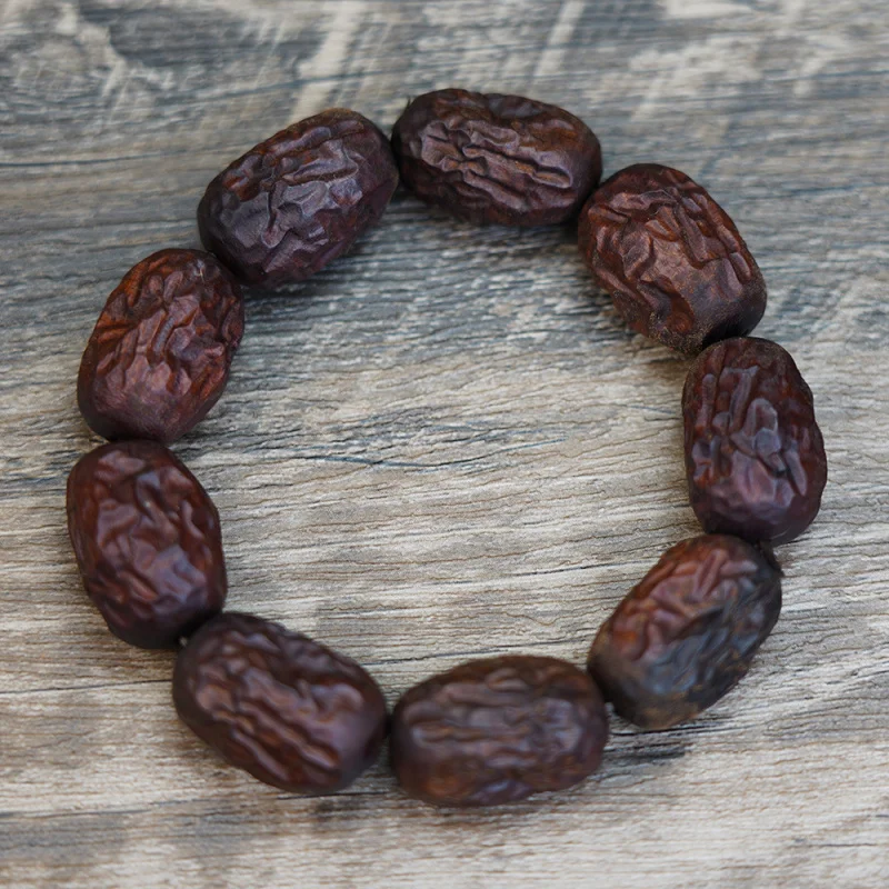 

Lightning-striken jujube wood red date beads bracelet can be used as an accessory for various creative projects