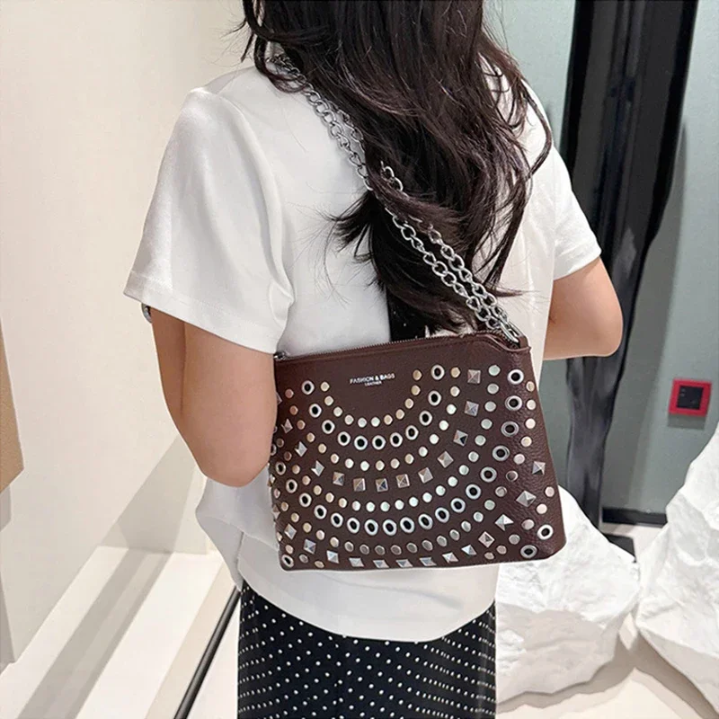 Europäische und amerikanische Schultertasche mit Nietenkette, Damenmode, cooler Street-Style, Umhängetasche, große Kapazität, Pendler-Handtasche – Detail 9