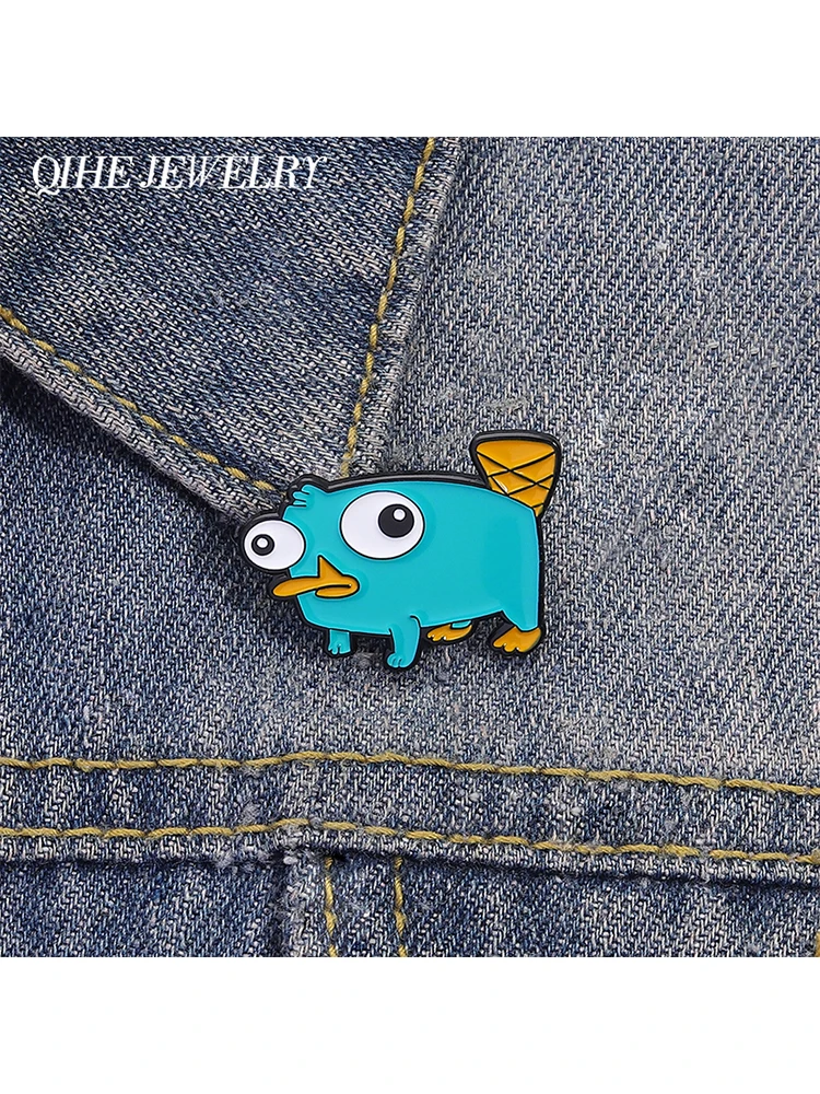 Perry Das Schnabeltier Brosche Emaille Pins Cartoon Anime Ente Rolle Metall Brosche Rucksack Revers Abzeichen Tier Schmuck Geschenke für Freunde