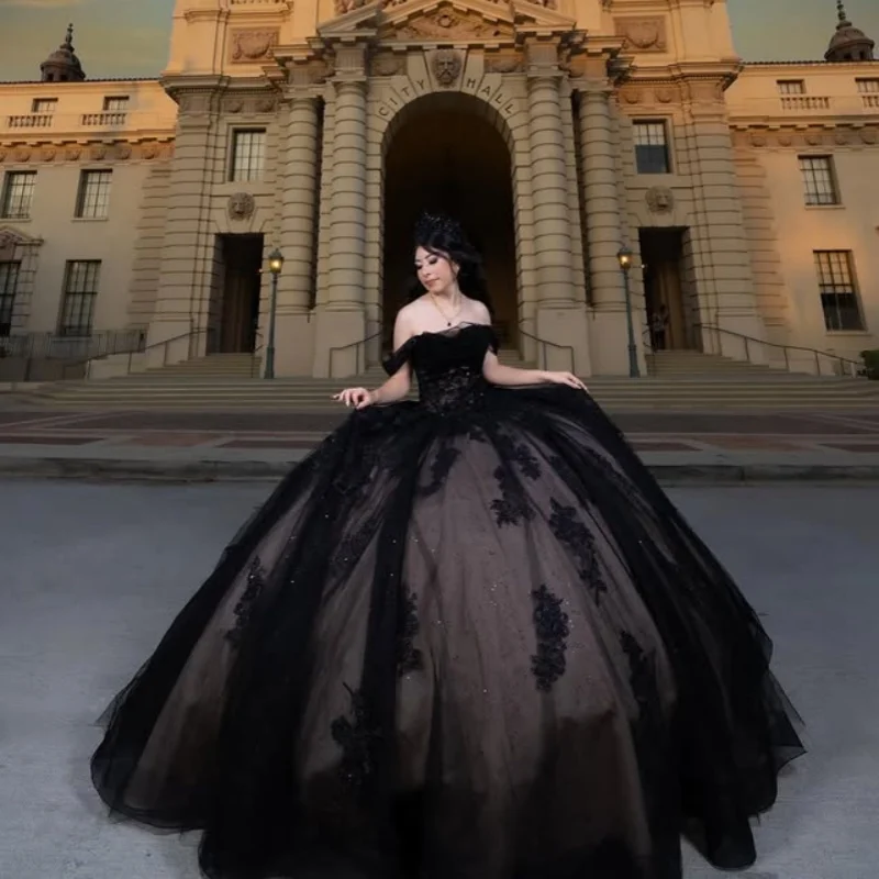 

Блестящие черные платья Quinceanera по индивидуальному заказу с открытыми плечами и аппликацией из тюля с кристаллами и длинным хвостом с бантом Vestido 15, Quinceanera