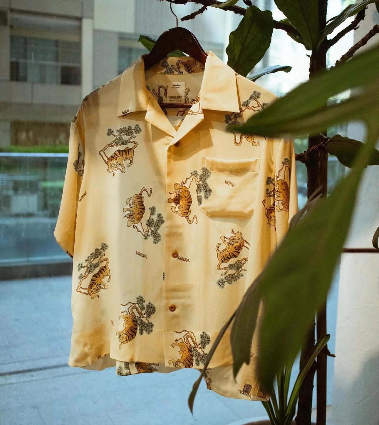 

VISVIM KOFU COPA SHIRT S/S TORA (SILK) шелковая рубашка с короткими рукавами и тигром