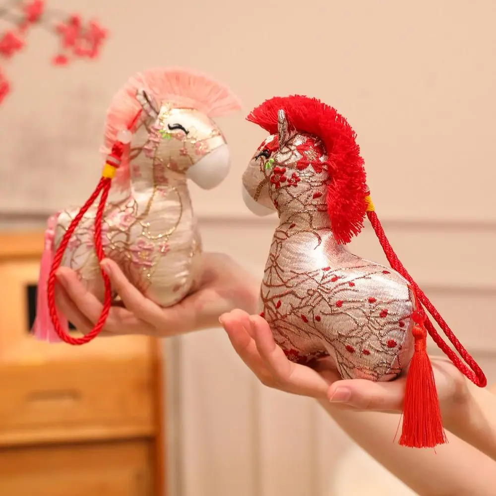 Porte-clés cheval en peluche pour nouvel an, broderie de fleurs, poupée cheval de Style chinois, pendentif, ornements, poupées de mascotte de dessin animé