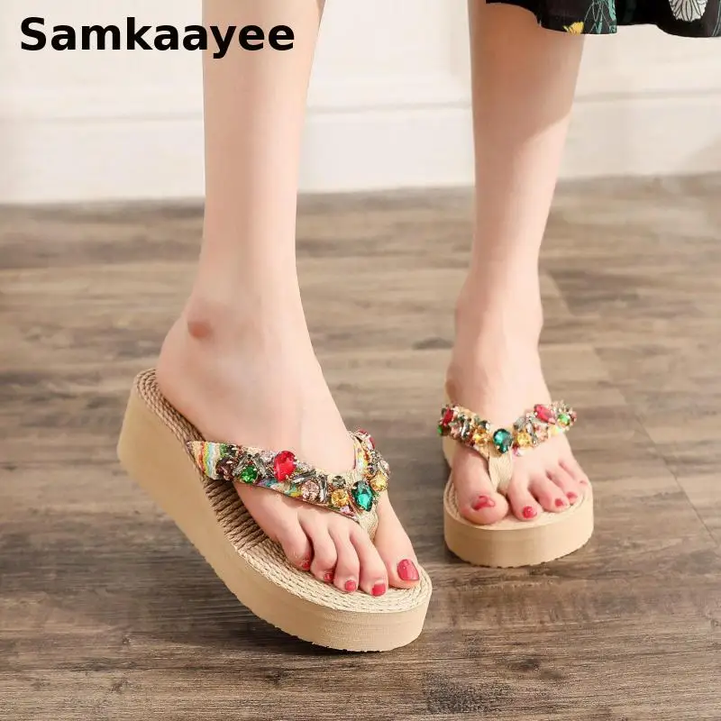 

Женские шлепанцы 35–40, летние сандалии на танкетке, пляжная обувь с кристаллами, противоскользящие стринги на толстой подошве, женские полосатые тапочки в богемном стиле