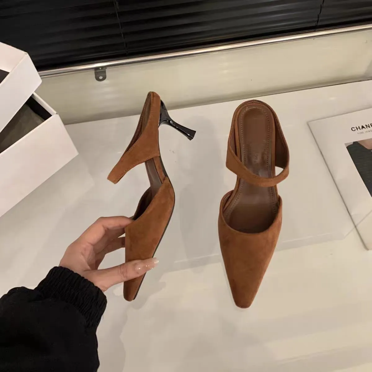 French-style Retro Women's Open-toe Slippers, Pointed Suede High Heels, Single Shoes, Simple 2026 New Closed-toe Half Slippers