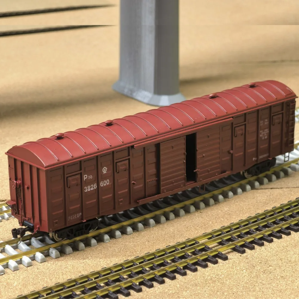 HO Type 1/87 Train Model, P70 Boxcar Red with Opening and Closing Doors Model Car Number 3826600 Boy's Toy Gift