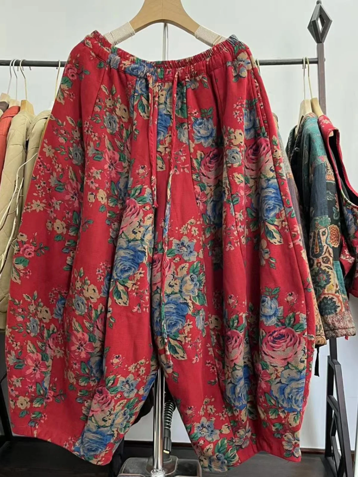 

Ретро-брюки с высокой талией, цветочным принтом, свободного кроя, на флисовой подкладке, с широкими штанинами, с эффектом похудения, длинные, для женщин, зима 2024