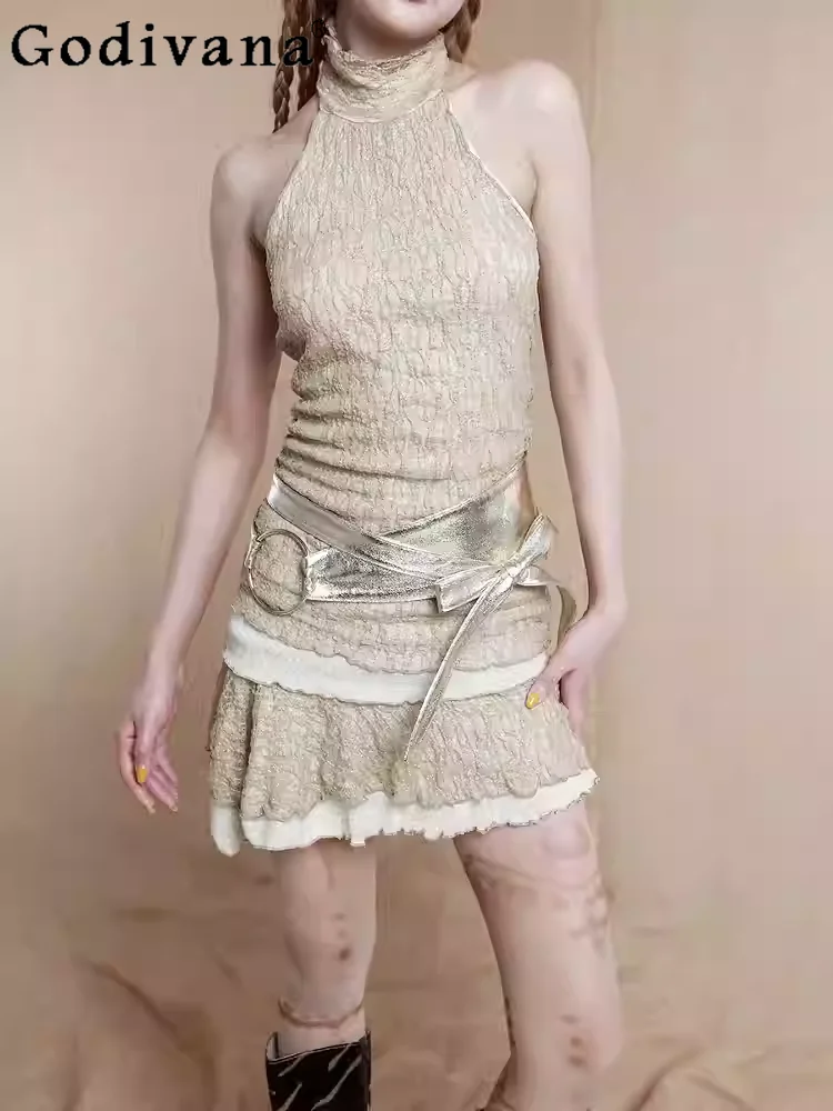 เสื้อกล้ามคอสูงแต่งลูกไม้ปักลายทองสไตล์หวานเซ็กซี่สำหรับฤดูใบไม้ผลิและฤดูร้อน แฟชั่นสาวๆ กระโปรงสั้นทรงเอเอวต่ำสีพื้น