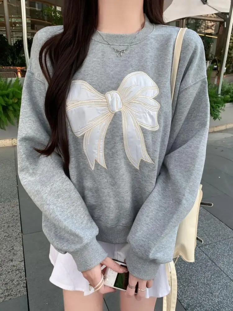 เสื้อฮู้ดดี้โอเวอร์ไซส์ผู้หญิง แต่งโบว์ปัก คอกลม แขนยาว ทรงหลวม ผ้าพลัฌ ใส่สบาย เหมาะสำหรับฤดูใบไม้ร่วงและฤดูหนาว เนื้อผ้าบางเบา