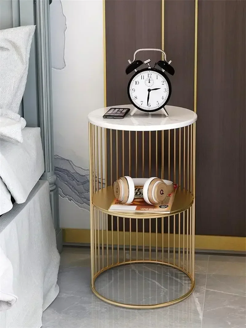 

Скандинавский железный светильник, роскошный приставной столик, небольшой журнальный столик, цветок, несколько диванов, угловой шкаф, стойка для гостиной, мини-круглый угловой столик