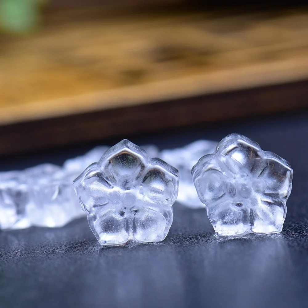 8個入り、13mmの天然透明水晶製、花の彫刻が施されたクリスタル製ペンダント。レイキヒーリングジュエリーとして、また、可愛らしい装飾品として、ギフトにも最適。