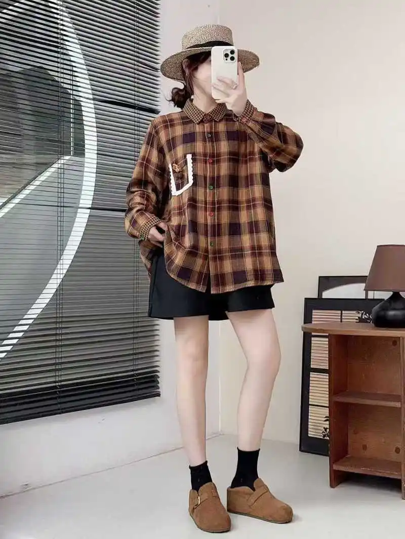 Nowa koszula z długim rękawem z bawełnianej przędzy na zimę 2025, damska koszula z klapami, haftowana w kratę, w stylu Mori Girl, vintage, casualowa, luźna bluzka w stylu OL T5N019CC
