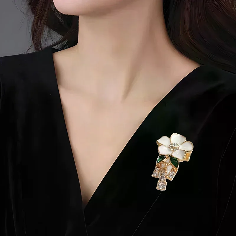 Elegant White Drip Oil Camellia Flower Brooches For Women Lady Temperament Rhinestone Tassel Pendant Brooch Party Casual Jewelry