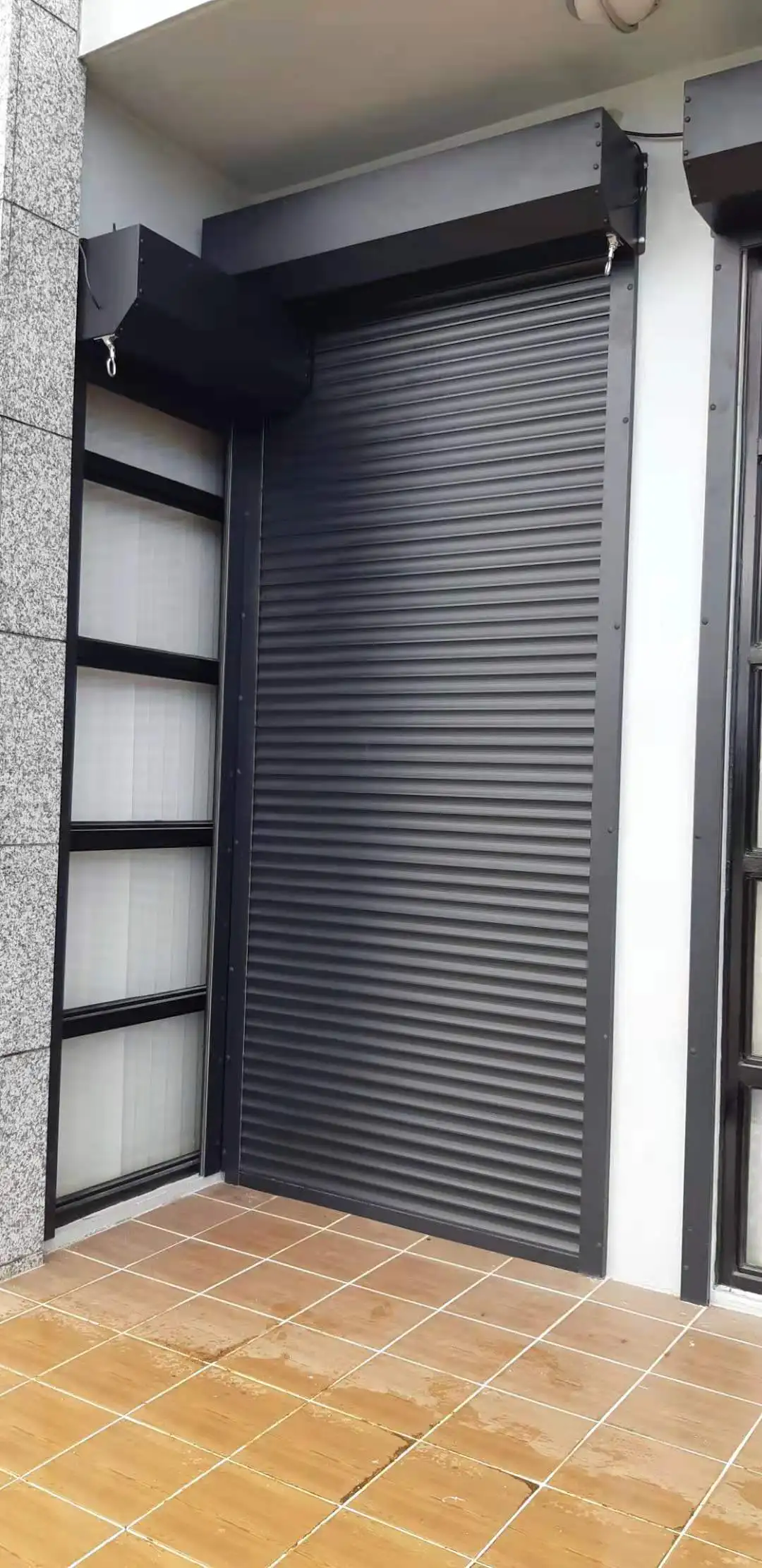 Porta per tapparella verticale con volano automatico personalizzato Storm