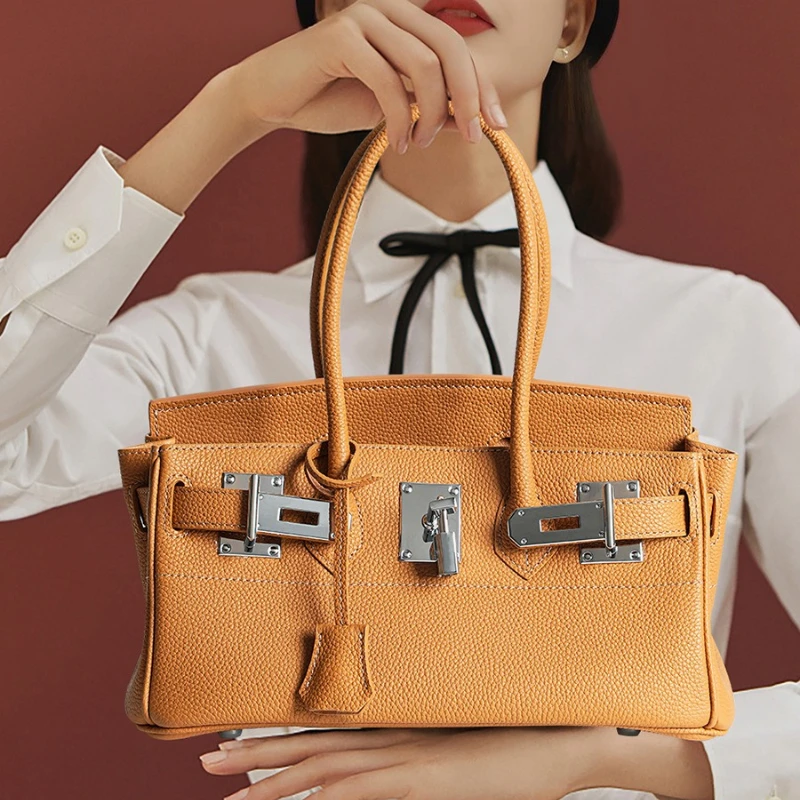 กระเป๋าถือหนังวัวแท้ 100% สำหรับผู้หญิง ดีไซน์เนอร์ ฤดูใบไม้ร่วง-ฤดูหนาว 2025  หนังแท้ หัวเข็มขัดเงินยาว แพลตตินัม ของขวัญสุดหรู