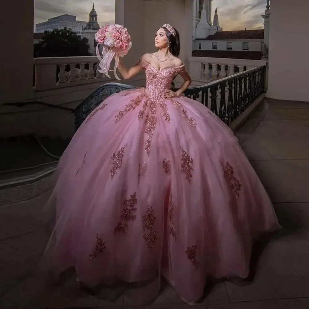 فستان الفتيات الوردي الفاتح Quinceanera ، ثوب الكرة ، جميلة يزين الخرز ، الدانتيل متابعة ، مكشوفة الكتف ، الحلو 16 فتاة