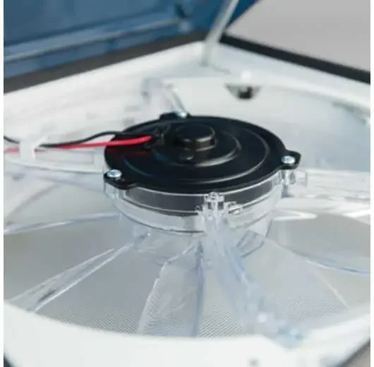 RV-Dachentlüftungsventilator. Integrierter Thermostat. Der Halbleiter-Regensensor kann manuell gesteuert werden. Handknopf oder steuern am Entlüftungsgehäuse