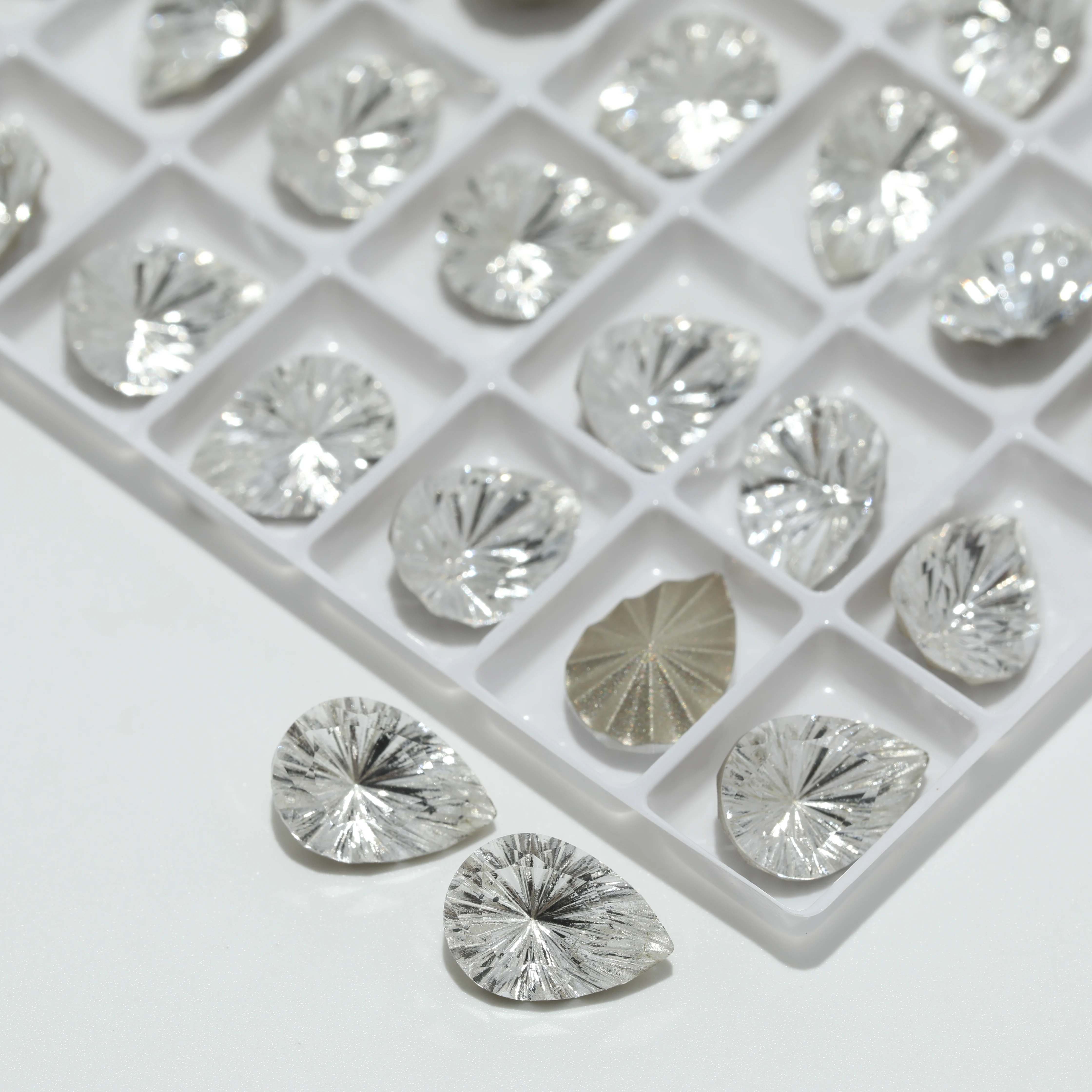 GRST Glänzende Kristall-Premium-Millennium-Serie Strasssteine DV4004 Tropfenförmige Ziersteine für DIY-Nagelkunst, Hochzeitskleider, Taschen und Zubehör – Detail 2