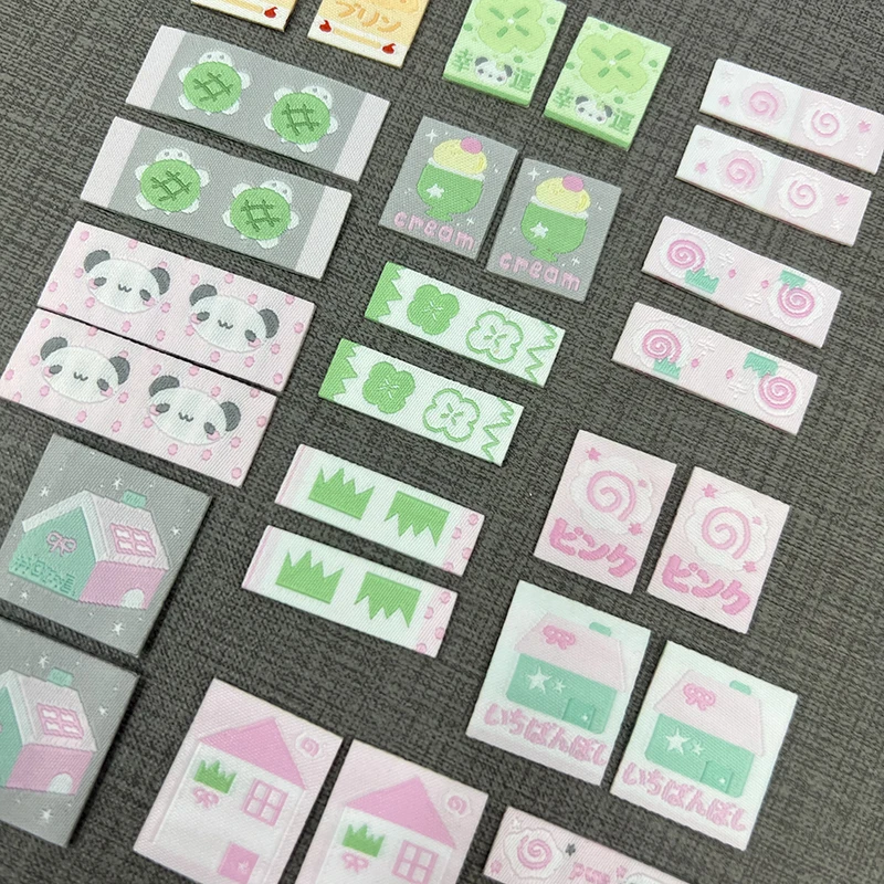 

Double-sided tape woven labels are labels attached to clothes, children's clothing collar labels, and clothing accessories