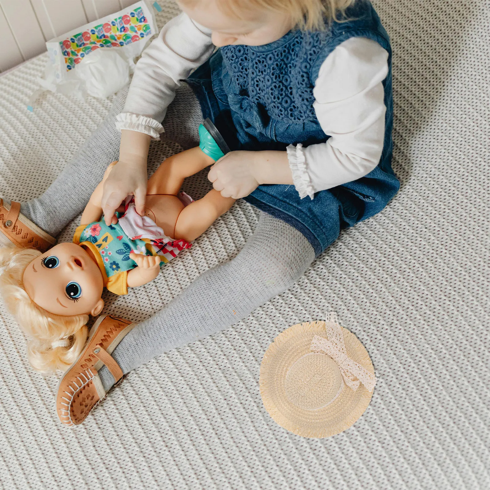 Chapeau de paille miniature beige avec ruban en dentelle, décoration charmante pour l'artisanat, présentoir de maison de poupée, accessoire mignon, chapeau de paille naturelle tressé