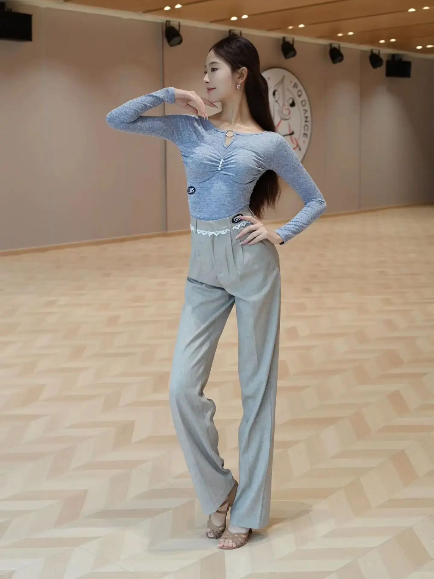 2025 Nieuwe Nationale Standaard Dans Vrouwen Latin Dansen Lange Mouw Top Kanten Broek Praktijk Kostuums Ballroom Dans Kleding DN22085