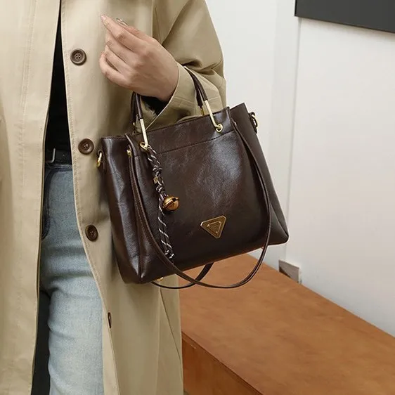 

Winter Popular Women's Retro Bag 2026 New Designer Portable Casual Light Luxury Shoulder Large Capacity Commuter Messenger Bag