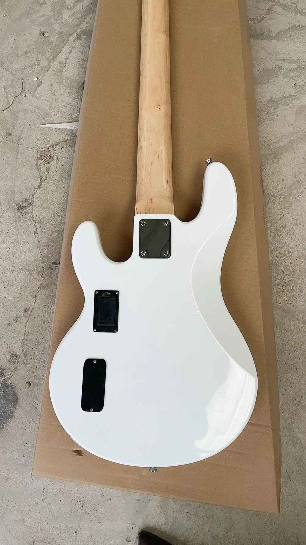 White body 5 strings Electric Bass Guitar With Maple Neck Chrome Hardware Provide customized services