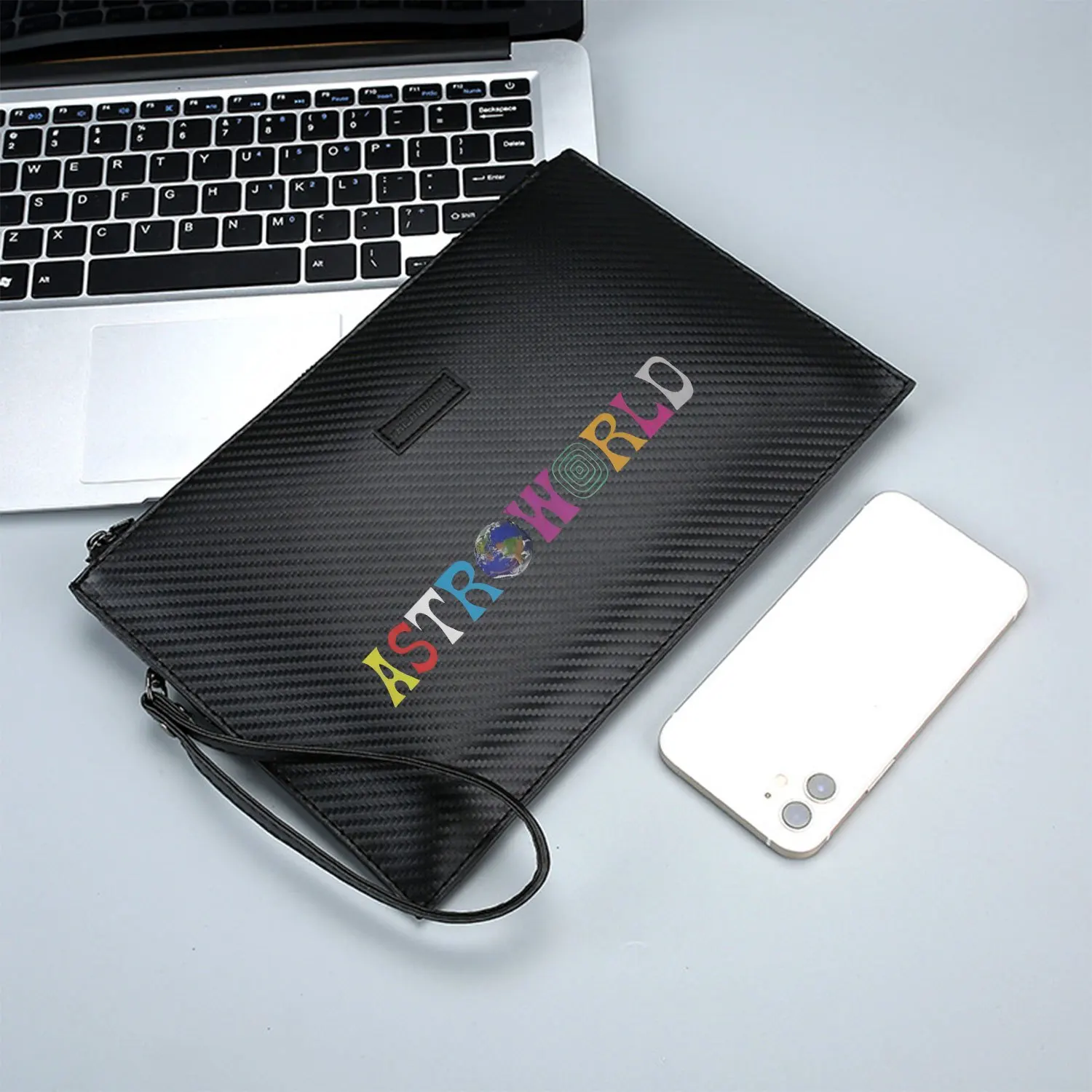 Bunte Buchstaben, Erdkunstwerk, schwarzer Hintergrund, elegante bedruckte PU-Herrenhandtasche, modisch und praktisch für den täglichen Transport