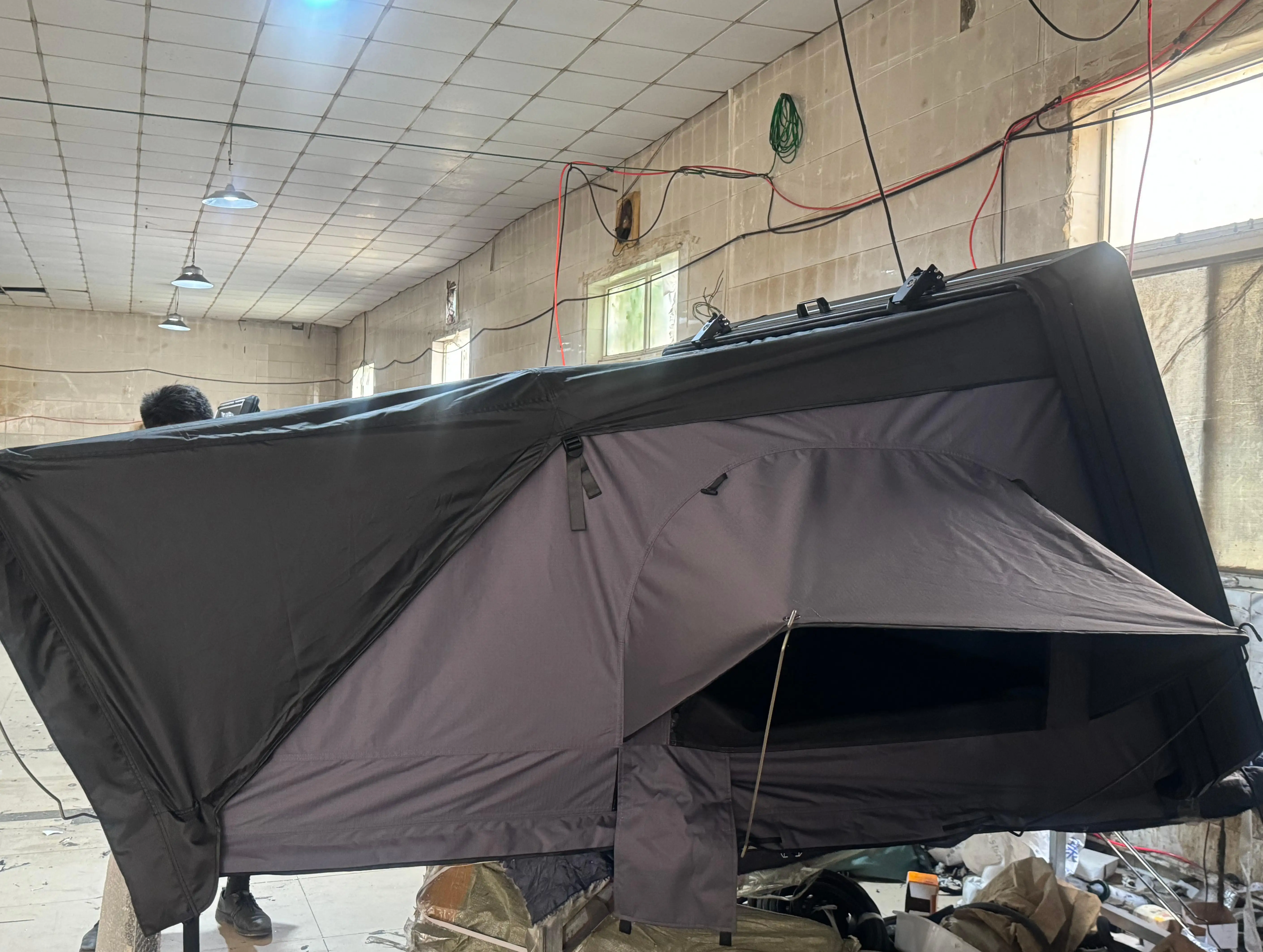 Quick and easy setup Hard shell roof tent Waterproof side open flap 3-4 people Off-road camping with ladder attachment