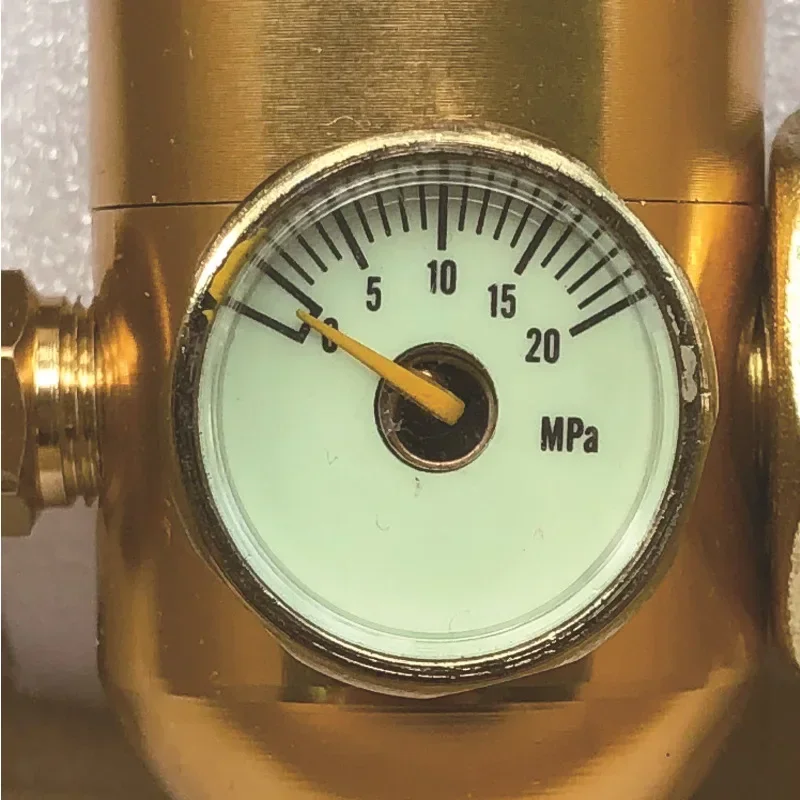 818 Argon Arc Welding Pressure Reducer, G5/8-RH Female Thread, 50% Gas Saving & Anti-drop Pressure Gauge