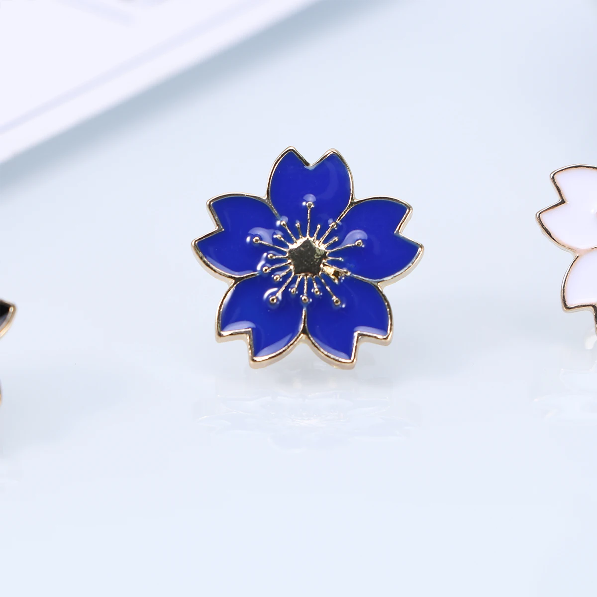 

5pcs Alloy Brooch Breast Pin Cherry Blossom Shape Creative Women Elegant Decor Party Gift For Bag Sweater Dress Scarf Blue Red
