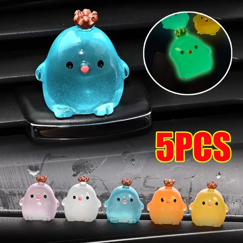 Mini carro luminoso frango ornamentos dos desenhos animados noctilucent frango resina boneca pingente de carro bonito acessórios de decoração interior