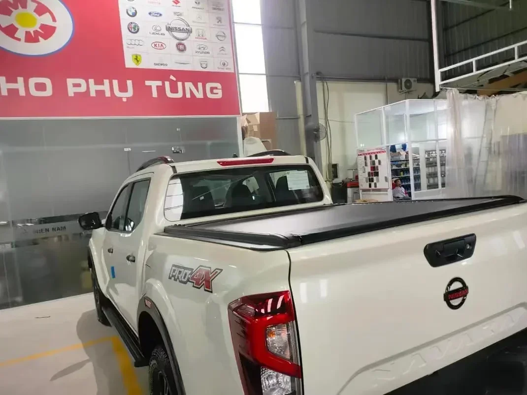 High Quality Manual Retractable Roller Lid Shutter hard aluminum Tonneau Cover for Nissan Navara NP300 Frontier modification