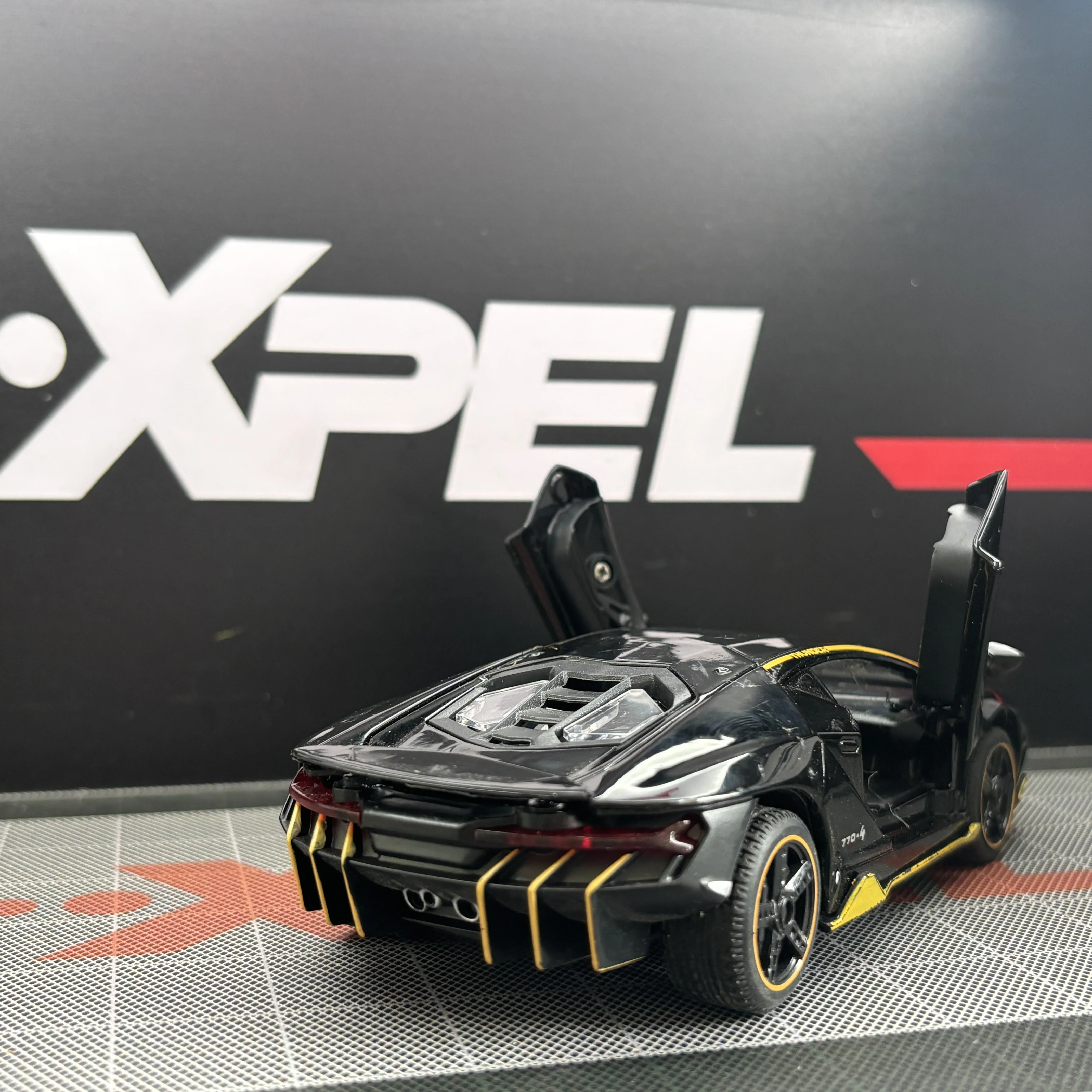 1:32 Lamborghini LP770 750 coche deportivo de aleación modelo Diecasts y vehículos de juguete sonido luz Super Racing elevación cola coche de juguete