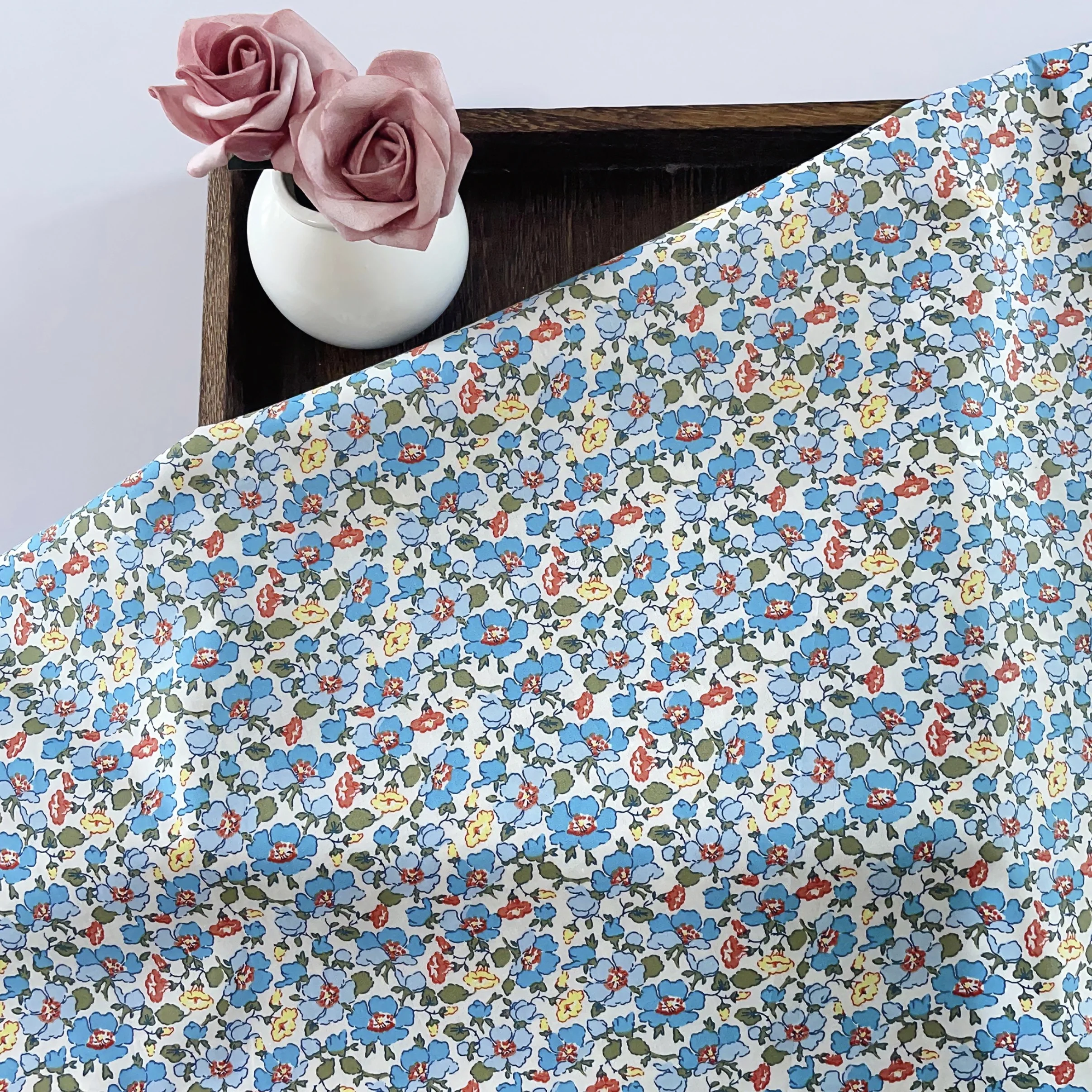 

100% хлопчатобумажная ткань Liberty с синим цветочным принтом, изысканные маленькие цветочные узоры, мягкие дышащие для пошивки одежды и поделок своими руками