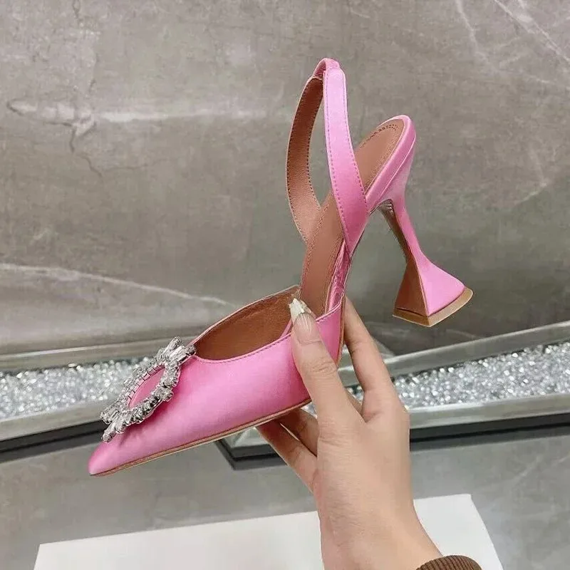 2025 Primavera/Novedad de verano tacones altos seda moda cristal sol hebilla puntiaguda banquete copa de vino con boca poco profunda sandalias de mujer