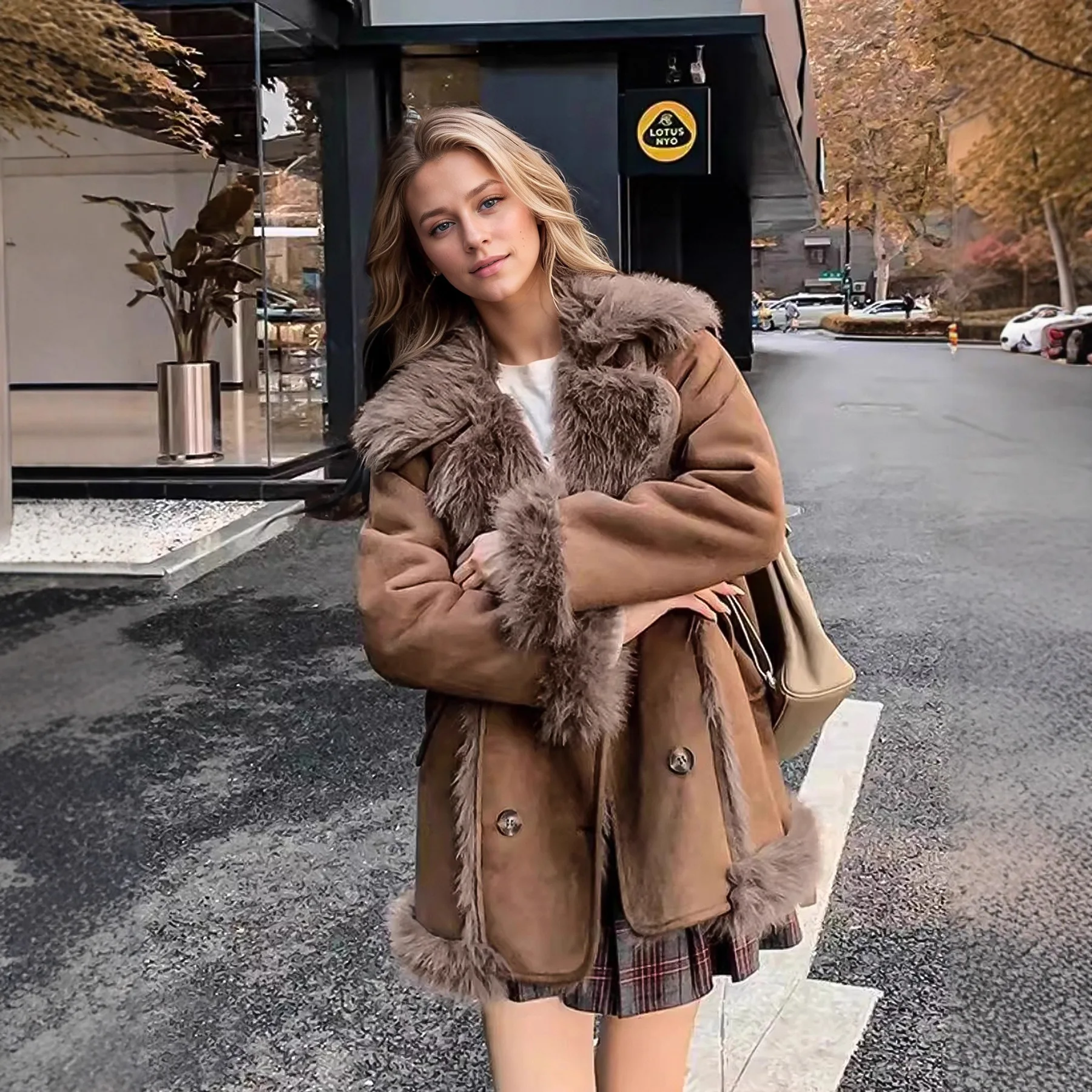 

Brown Lapel Faux Fur Jacket Leather and Fur Loose Plush Coat Stylish Button Women's Furry Jackets Winter Warm Fluffy Outerwears