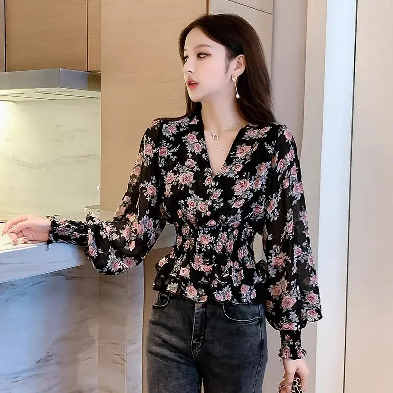 Spring and Summer New Retro Floral Chiffon Shirt Women\'s Long Sleeved Loose and Stylish Small Shirt V-neck Slimming Top