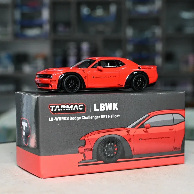 Diecast alloy model 1:64 dodge challenger SRT Hellcat decorated room with car model ornaments for children\'s Christmas gifts.