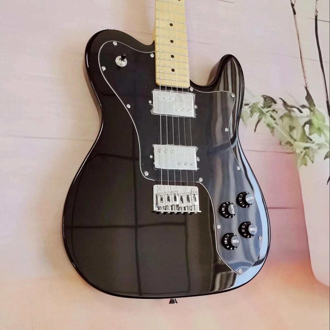 جيتار كهربائي أسود برقبة من خشب القيقب يتميز بلوحة واقية كبيرة وجسم ماهوجني قوي وجودة استثنائية