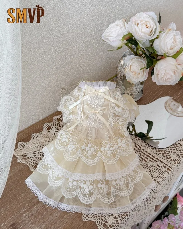 vestido-romantico-color-crema-para-mascotas-con-encaje-bordado-floral-vintage-perlas-diseno-calado-lazo-decorativo-y-volantes-para-fotografia