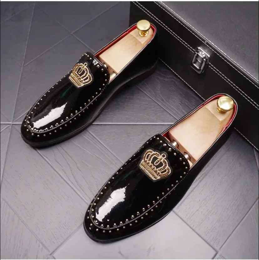 

Luxury Men Casual Shoes Patent Leather Pointed Toe Embroider Crown Business Leisure Black Wedding Dress Shoes Man Shoes for Men