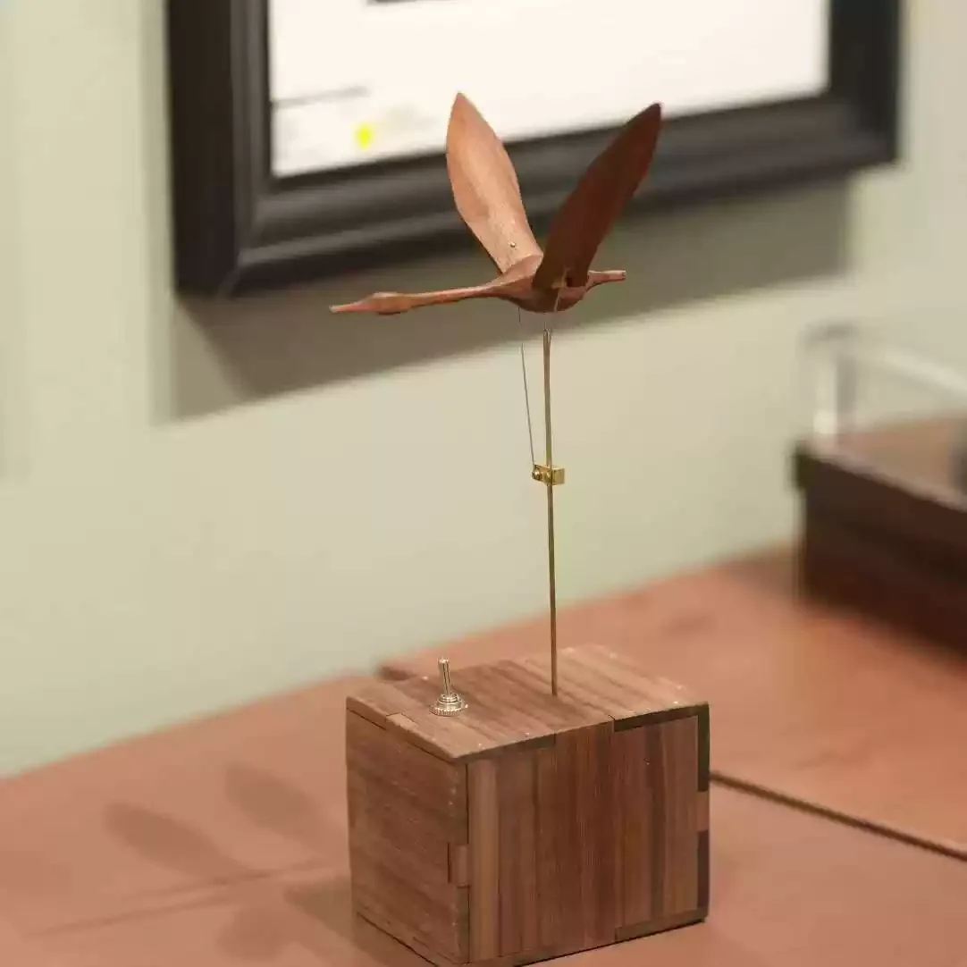 Flying swan, solid wood handmade creative smart tabletop ornament birthday gift toy