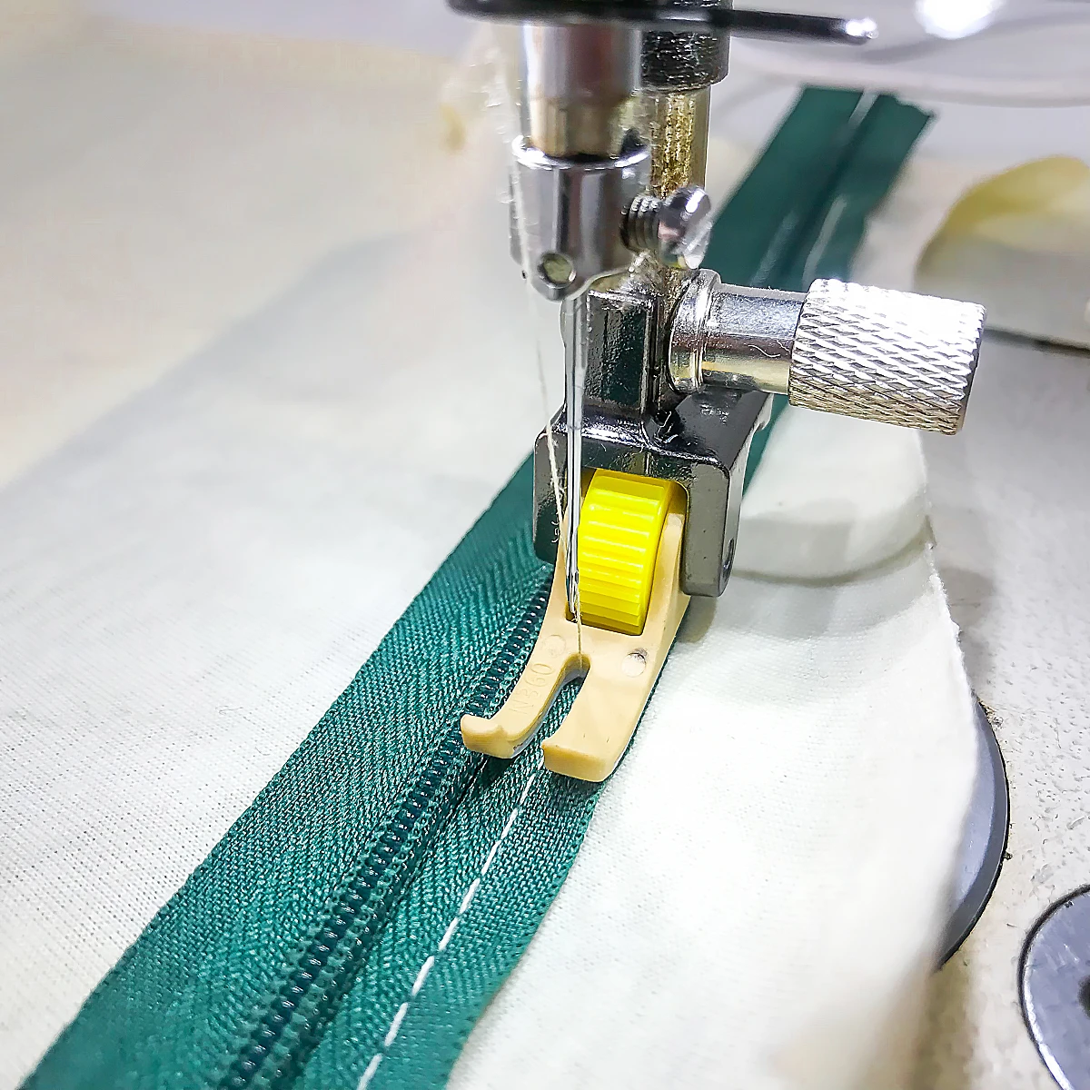New flat car with wide seam T360 PTFE zipper presser foot 0.3 left narrow right wide roller presser foot