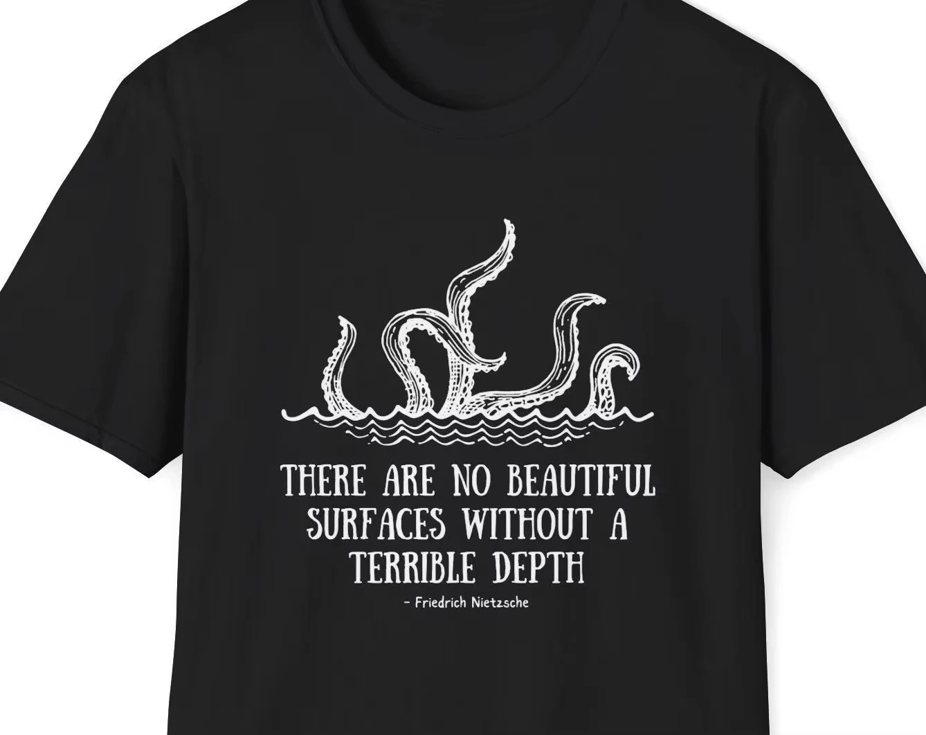 Philosophy Gift Friedrich Nietzsche Citation « Beautiful Surfaces Terrible Depth » T-shirt graphique unisexe pour étudiant philosophe