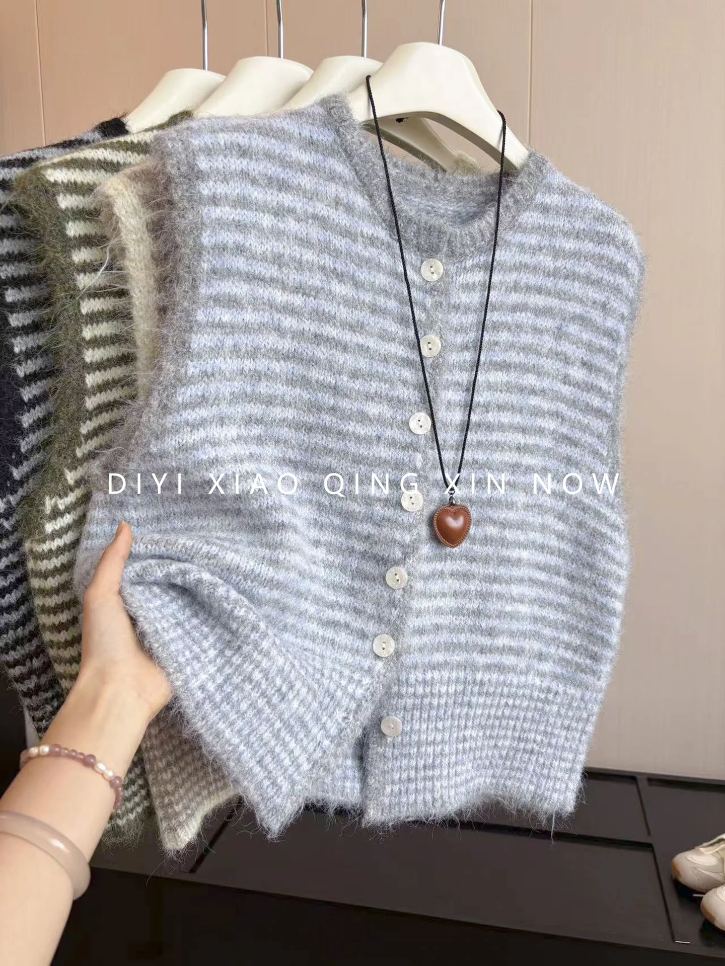 DIYI Women's Loose Knitted Stripe Sweater Vest Winter Warm Woolen Fleece Layering Small Camel Outerwear round Neck Button up